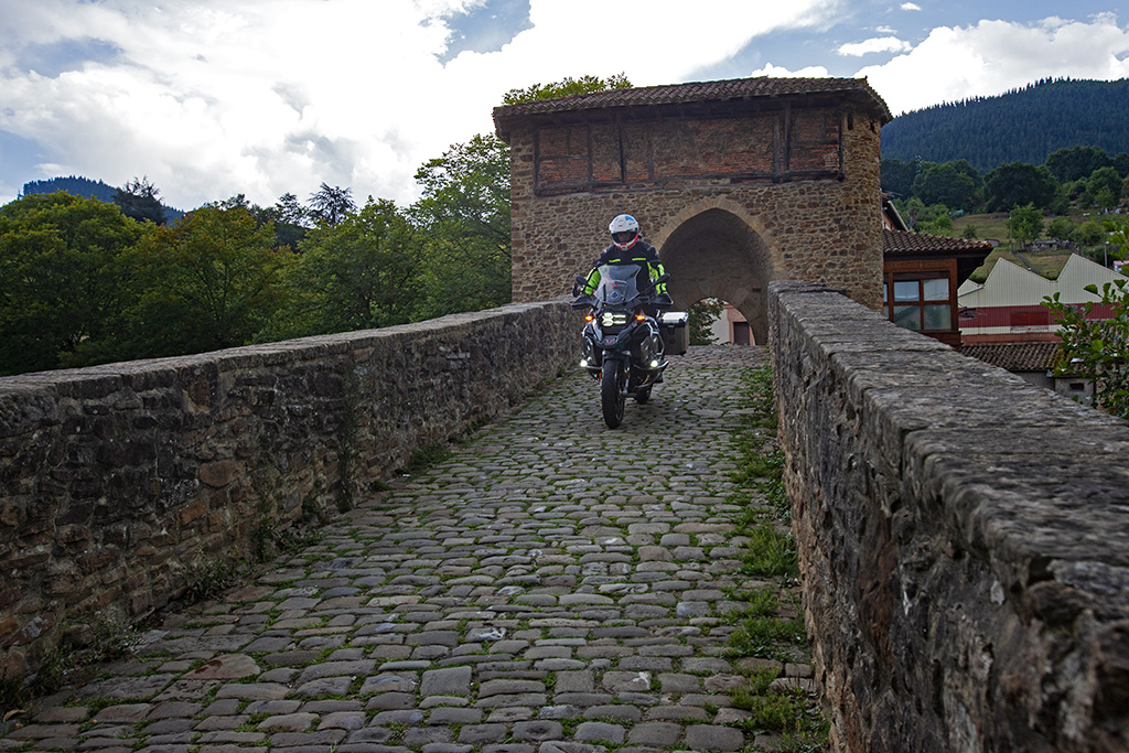 arteviajarmoto's tweet photo. #THEBASQUEROUTE
#AVM-#ELARTEDEVIAJARENMOTO EN EUSKADI
Balmaseda conserva con rincones tan hermosos como la Plaza de San Severino o el Puente Viejo, emblema de la villa.
Fotos hechas con moto parada y permisos
#VisitEuskadi #Bizkaia @visiteuskadi @visitbiscay @AytodeBalmaseda https://t.co/qn44z3J9gP