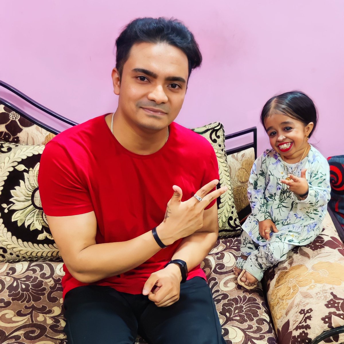 Had a Amazing Conversation with <a href="/JyotiAmge/">Jyoti Amge</a> (Indian Actress, world's shortest living woman &amp; Guinness World Records Holder) for an upcoming event ✨
#mjzeeshan #anchor #host #journalist #influencer #artist #jyotiamge #guineessworldrecords #jyoti_amge #worldshortestwoman