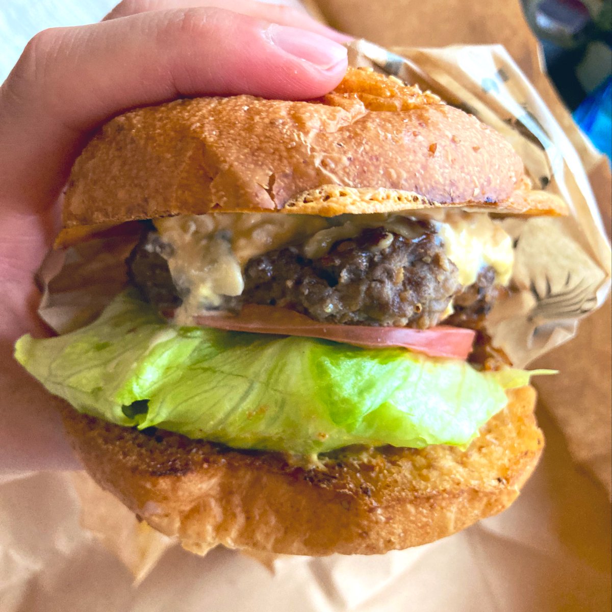 amasawa_travel's tweet photo. 宮古島のBRUALは肉肉しいハンバーガーで有名です🍔
写真はクワトロチーズバーガー🧀
かぶりつくと滴る肉汁が最高❗️
近くのパイナガマビーチでぜひ◎
#brual
#宮古島
#宮古島ハンバーガー
お店の内観はこちらです↓↓↓
https://t.co/8ZUTg0iV70 https://t.co/RxPOc4BwKO