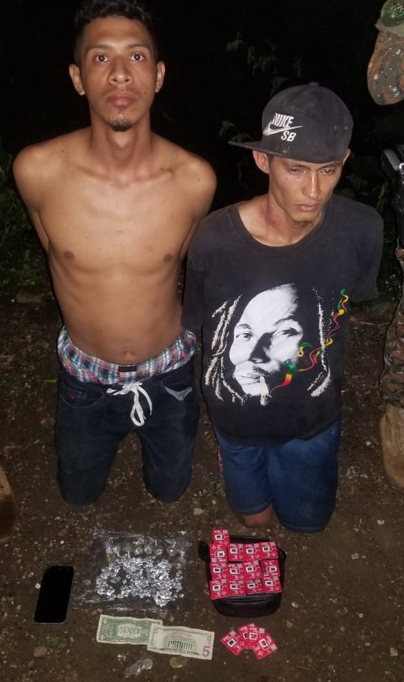 FUERZARMADASV's tweet photo. Ubicamos en crío. El Pilón,  Ciudad Arce, La Libertad, a (a) Embape y (a) Chipilín perfilados como miembros de la MS13, en posesión de 280 porciones de crack, 9 de marihuana, dinero en efectivo, 1 celular y chip.  Fueron entregados a la @PNCSV.
#GuerraContraPandillas https://t.co/r2ypqYW0nM