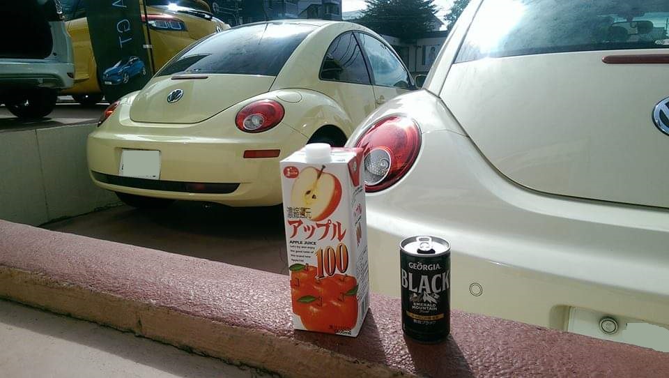 renault_okazaki's tweet photo. 【R.I.P Her Majesty】女王陛下に哀悼の意を捧げつつ。
ルノーはフランスなので英国とはあまり縁がありませんが、こちらむかーし当店にそろったビートルズです。「ポール」アンテナ付、黄色(仏語で「ジョン」)と「リンゴ」ジュースと「ジョージ」アです。
ピアノ弾語りはイマジンから練習始めたなー。 https://t.co/9Uz3plex4l