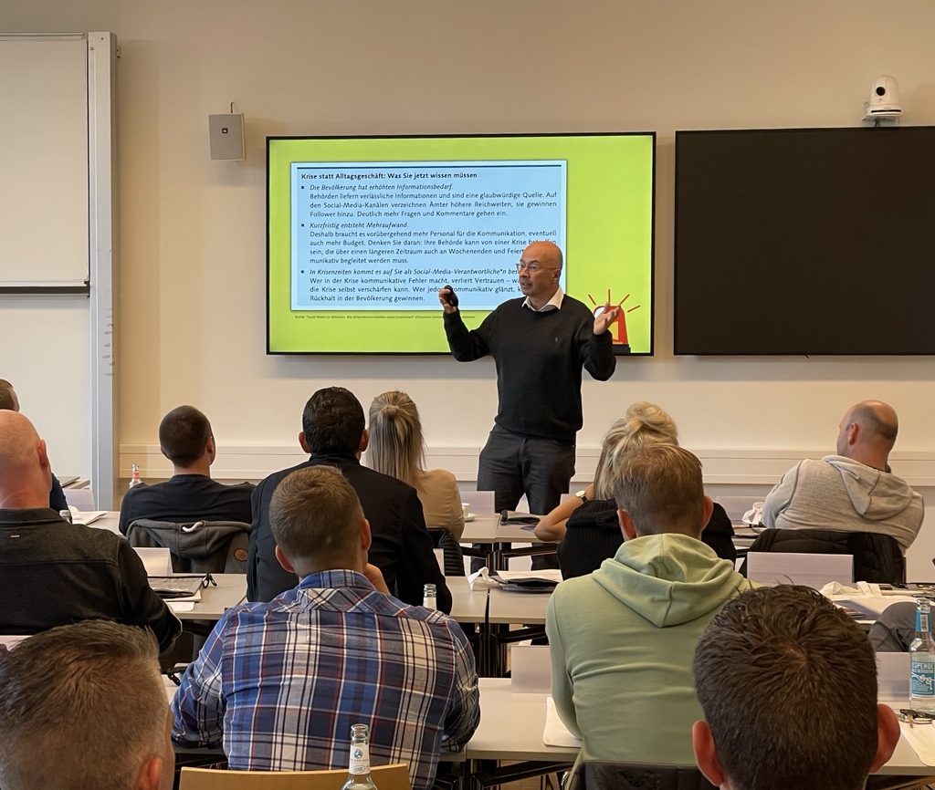 FEUERWEHR HAMBURG (@feuerwehrhh) on Twitter photo Auf unserem #Netzwerktreffen der #Pressesprecher:innen der
#Berufsfeuerwehren spricht <a href="/WAinetter/">Wolfgang Ainetter</a> zu #Krisenkommunikation.
Super spannend 👍
#150FwHH #EinsatzfuerHamburg Auf unserem #Netzwerktreffen der #Pressesprecher:innen der
#Berufsfeuerwehren spricht <a href="/WAinetter/">Wolfgang Ainetter</a> zu #Krisenkommunikation.
Super spannend 👍
#150FwHH #EinsatzfuerHamburg