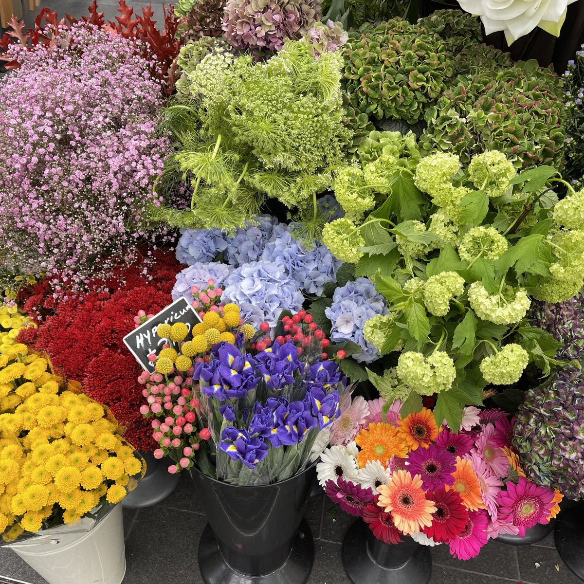 ร้านดอกไม้ในสถานีรถไฟ ก็คือสดใสมาก 😆💖🌸🌼🌻🌹🌷✨