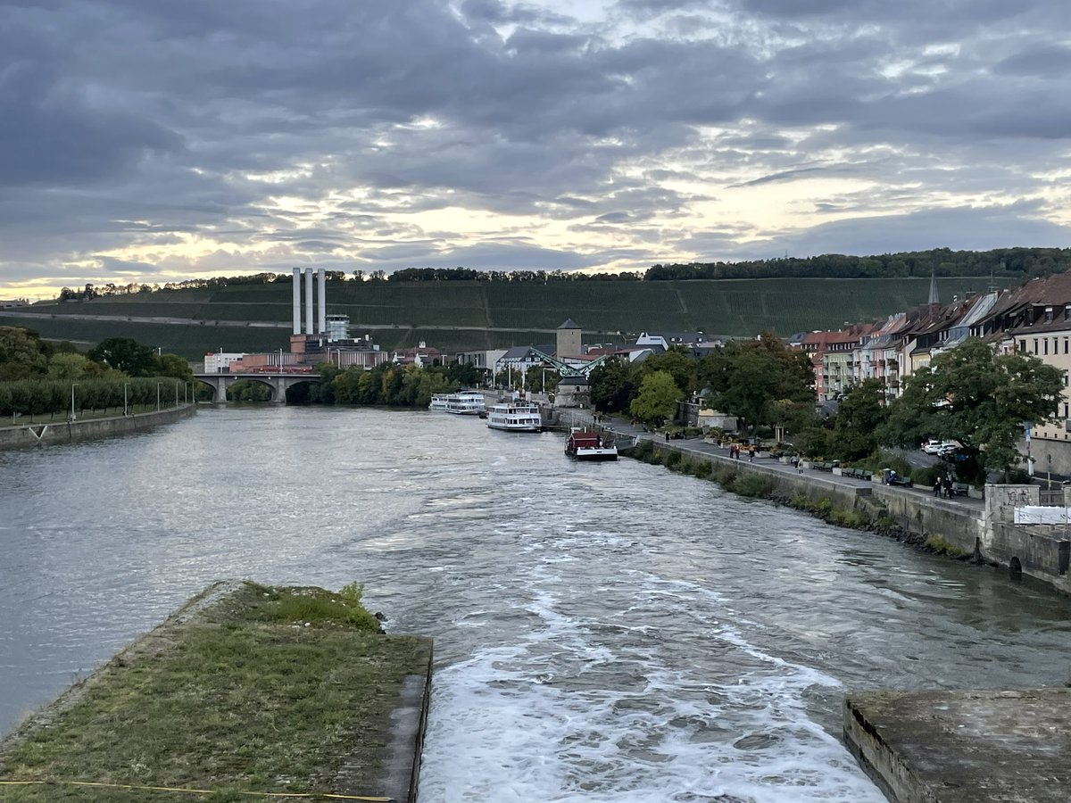 dithiele's tweet photo. Gestern Abend haben wir vor dem Konferenzdinner einen Spaziergang zur Alten Mainbrücke gemacht. Es war grandios mit einem Wein auf der Brücke zu sein. Die Weinberge und die Festung vor bzw hinter uns und andere Teilnehmende der Tagung rechts und links. Es war so schön! #agmb2022 https://t.co/LVino10qzy