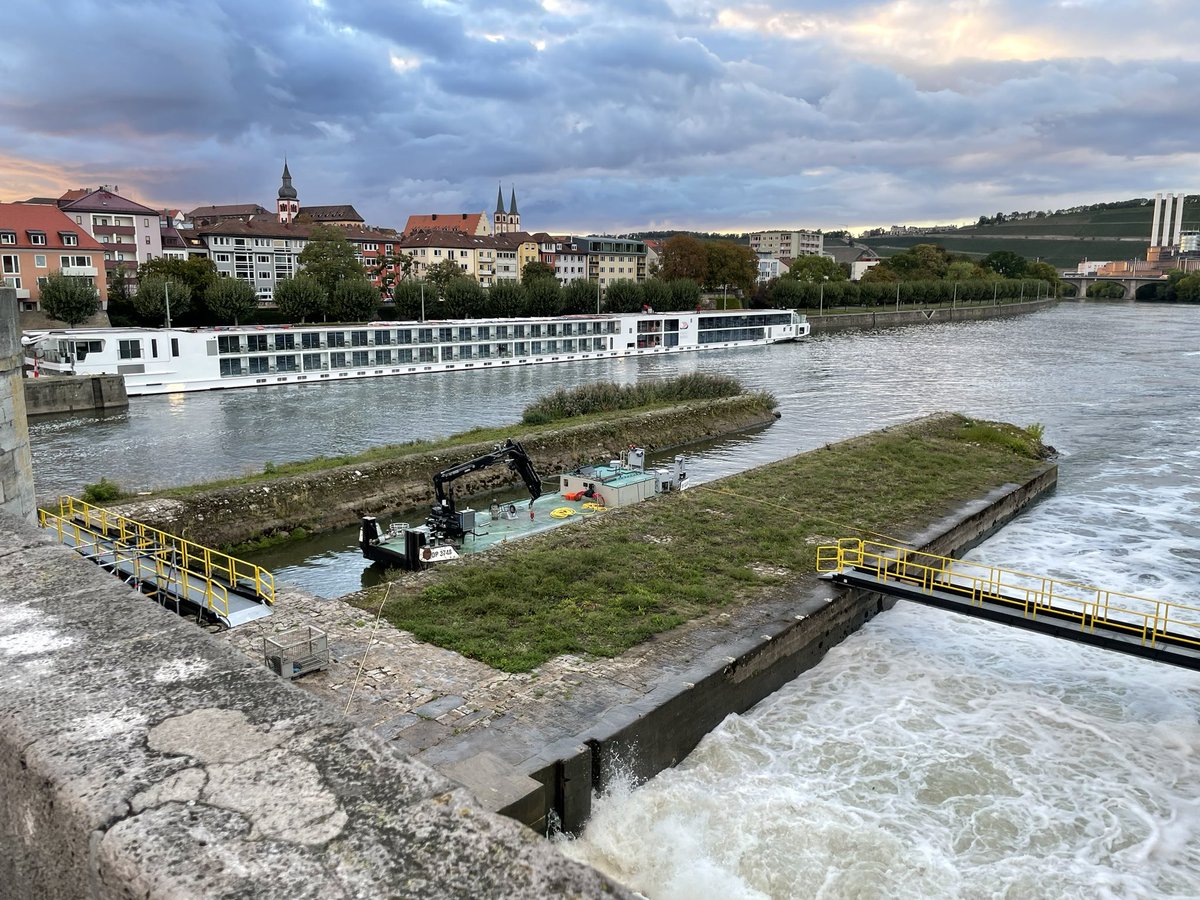 dithiele's tweet photo. Gestern Abend haben wir vor dem Konferenzdinner einen Spaziergang zur Alten Mainbrücke gemacht. Es war grandios mit einem Wein auf der Brücke zu sein. Die Weinberge und die Festung vor bzw hinter uns und andere Teilnehmende der Tagung rechts und links. Es war so schön! #agmb2022 https://t.co/LVino10qzy