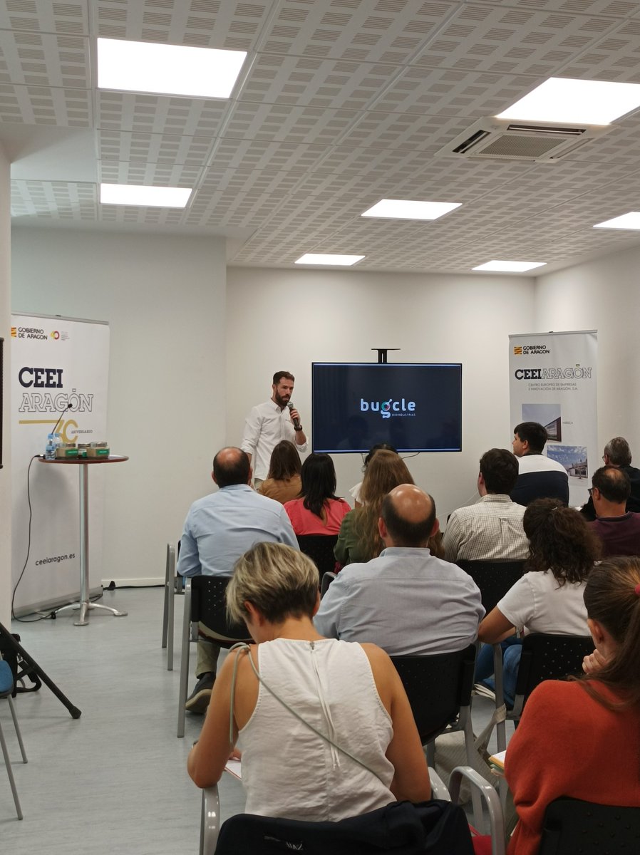 CEEIARAGON's tweet photo. 🎤Tras la sesión de "pitchs" con unos proyectos de los más innovadores circulares y sostenibles ♻️
📌#Bugcle @EcoFELTWOOD #SmartMoss @IntelligentAgro #Nemuus #Cropi
👏👏 @celiaganzano directora de @CEEIARAGON clausura la Jornada agradecimiento la asistencia e implicación https://t.co/lSya47fpvf