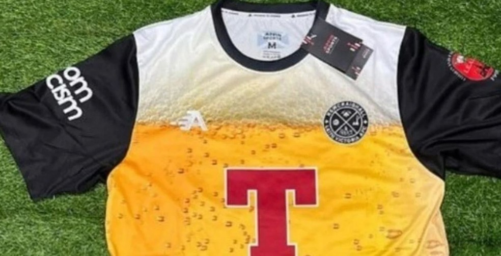 geglobo's tweet photo. Clube escocês lança camisa com estampa de cerveja... e Pac-Man! Veja https://t.co/xYNu9Pdi2U https://t.co/Wp2nM82NQv