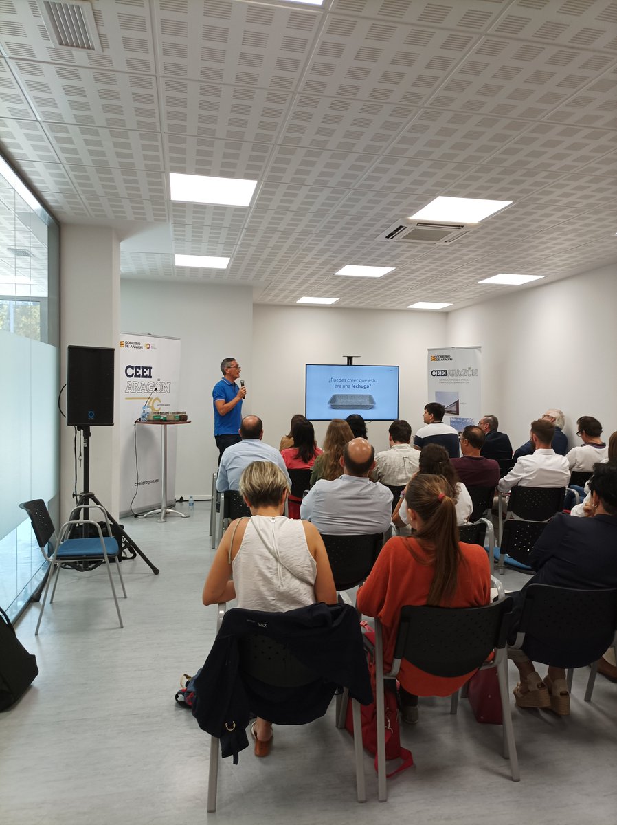 CEEIARAGON's tweet photo. 🎤Tras la sesión de "pitchs" con unos proyectos de los más innovadores circulares y sostenibles ♻️
📌#Bugcle @EcoFELTWOOD #SmartMoss @IntelligentAgro #Nemuus #Cropi
👏👏 @celiaganzano directora de @CEEIARAGON clausura la Jornada agradecimiento la asistencia e implicación https://t.co/lSya47fpvf