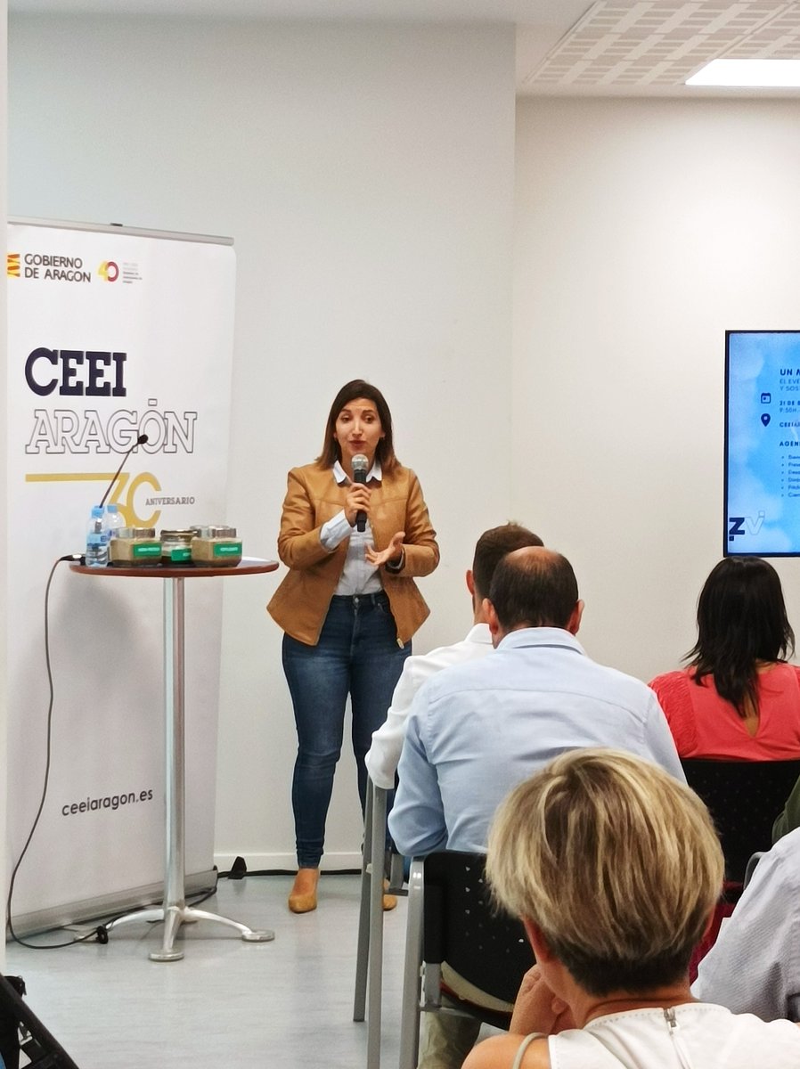 CEEIARAGON's tweet photo. 🎤Tras la sesión de "pitchs" con unos proyectos de los más innovadores circulares y sostenibles ♻️
📌#Bugcle @EcoFELTWOOD #SmartMoss @IntelligentAgro #Nemuus #Cropi
👏👏 @celiaganzano directora de @CEEIARAGON clausura la Jornada agradecimiento la asistencia e implicación https://t.co/lSya47fpvf