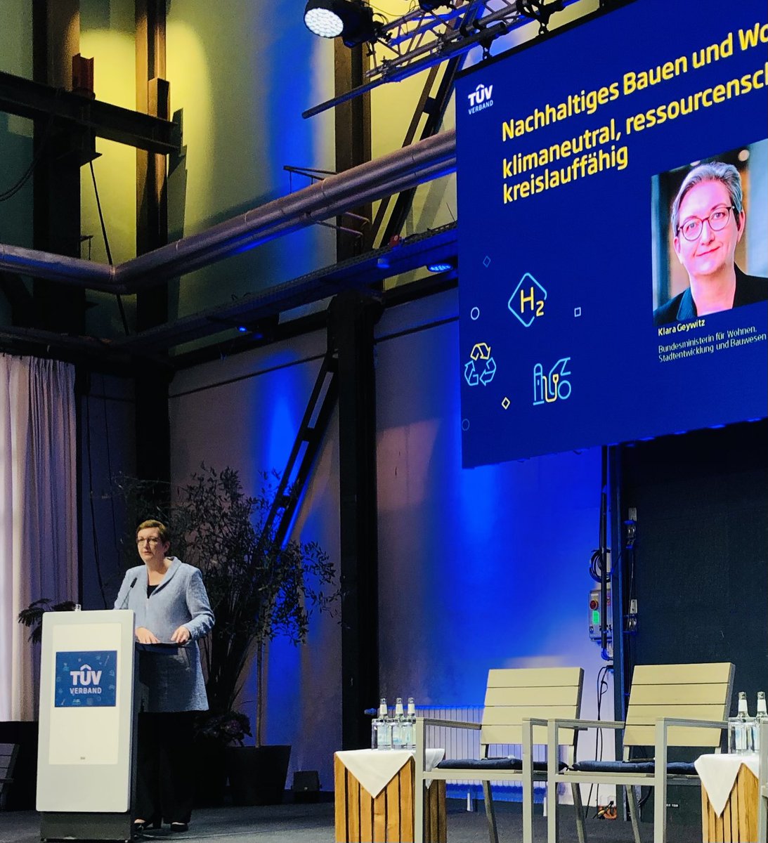 MauriceShahd's tweet photo. „Wenn Beton ein Land wäre, wäre es der drittgrößte Treibhausgas-Emittent der Welt“, sagt Bauministerin Klara Geywitz zum Thema nachhaltiges Bauen bei der #TUEVSustainCon https://t.co/5wBLvg9hV1