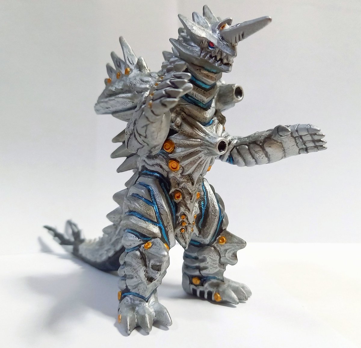 Sasaki2002's tweet photo. #ウルトラマンルーブ
#ウルトラマン
生存報告及び作品投稿

グルジオレギーナのソフビをリペイントしました‼️
タミヤポリカーボネート用スプレーの
シルバーを下地に、筆で塗装しました！ https://t.co/uD2GDu8qiy