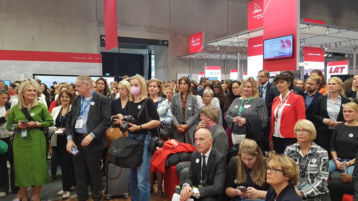 albertowmazzola's tweet photo. @CER_railways is proud to join @EURail_JU initiative. CER and @ETF_Europe agreement on Women In Rail during the #EUYearofRail will surely and concretely improve rail attractivness to women. Next pit stop @EU_RailwayAward on January 31 https://t.co/VAGQJiBEMj