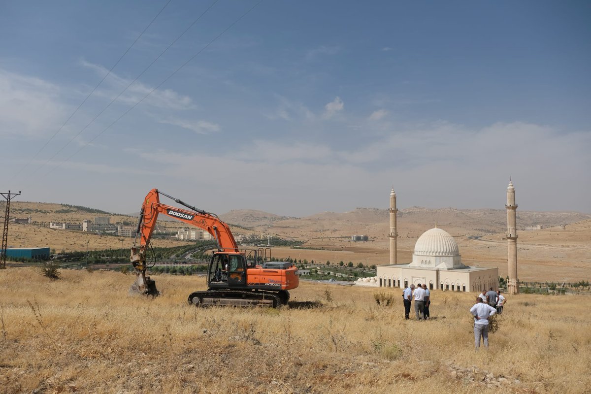 ibrahimozcosar's tweet photo. Mardinimizin heyecanla beklediği Tıp Fakültesinde yeni döneme girildi.
Temel Tıp Bilimleri Binası temeli için  kazı başladı.

Tıp Fakültemizin yapımını üstlenen Hayırsever İş İnsanı Nezir Sürücü'ye üniversitemiz ve şehrimiz adına teşekkür ediyorum. https://t.co/61UVP8NHY7