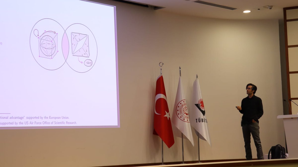 Etkinliğimiz Bilkent Üniversitesi'nden Dr. Cihan Okay'ın "Mathematics of quantum computational advantage" başlıklı konuşmasıyla devam ediyor.