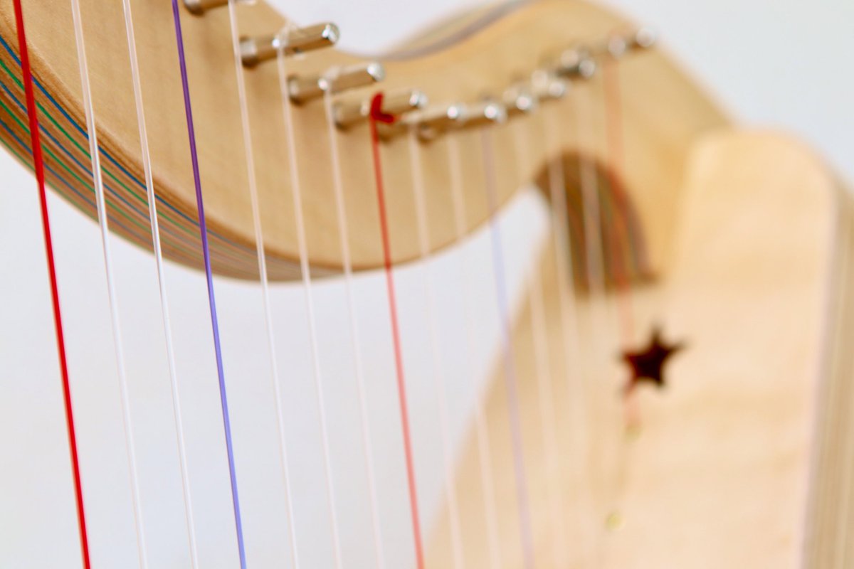 Papilio_Harps's tweet photo. eハープ★スタートの音域はC4〜C6までの15弦。2オクターブを備えているので、旋律楽器やリズム楽器として、音あそびの楽器として、幅広い領域「表現」活動に対応できます。
#ケルティックハープ #アイリッシュハープ #ハープ #楽器 #音あそび #保育園 #幼稚園 #こども園 #eHP_start #パピリオハープス https://t.co/NEemEz8gy9