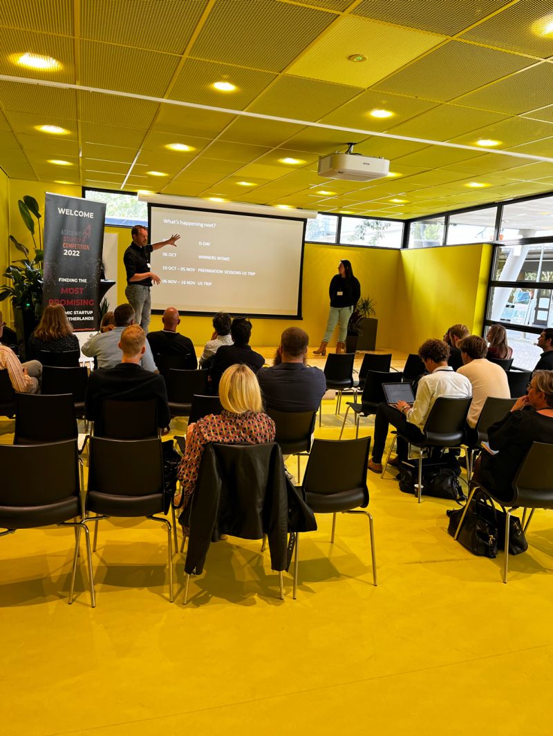 Camille Grotenbreg from <a href="/ScaleNL/">ScaleNL</a> and Arjan Goudsblom from <a href="/Techleapnl/">Techleap</a>  are warming up the 20 finalists for this year’s grand prize: The trip to the USA. We are getting closer and excited to find out which 10 Dutch academic startups will win at the Grand Finale on October 4th!