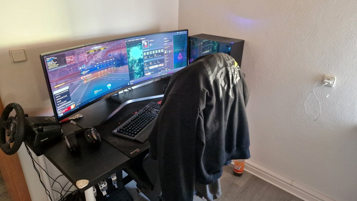 cyberskull_'s tweet photo. Umgestellt. Mehr Platz für Mama und für Papa,.. jetzt noch Tafelfarbe holen und an der anderen Wand eine Tafel für die kleine Prinzessin hin machen 🤩 https://t.co/4VIT114trn