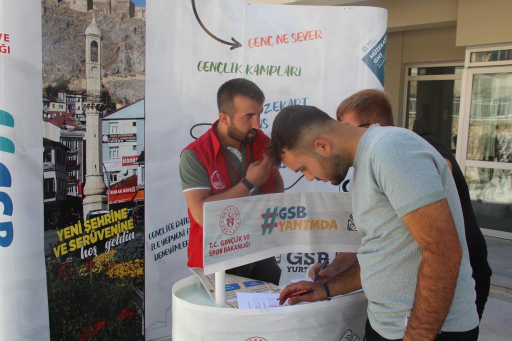 Şehrimize ilk kez gelen öğrencilerin öğrenim görecekleri ili ve yurt ortamını tanımaları için GSB yurtlarında ve otogarda stant kurup gelen gençlerimizi karşıladık.