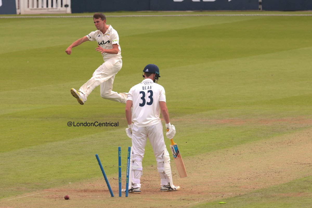 CricketinLondon's tweet image. The Future is here! #3feathers #therey #TomLawes