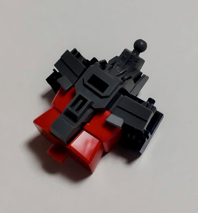 クイズ!次のキット組んでるけど何でしょーーか!? 