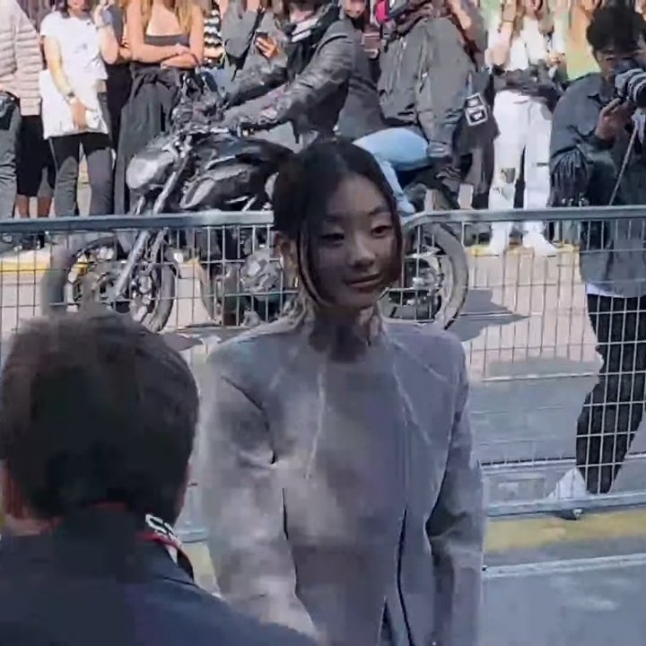 minepenthe_'s tweet photo. KIM DAMI IS FINALLY HEREE!!
OMG SHE US EFFIN BEAUTIFUL!!
AND THE HAIR OMGGGG 😭😭😭

#KIMDAMIxFENDI #KIMDAMIatMilanFW https://t.co/OB7NgB81De