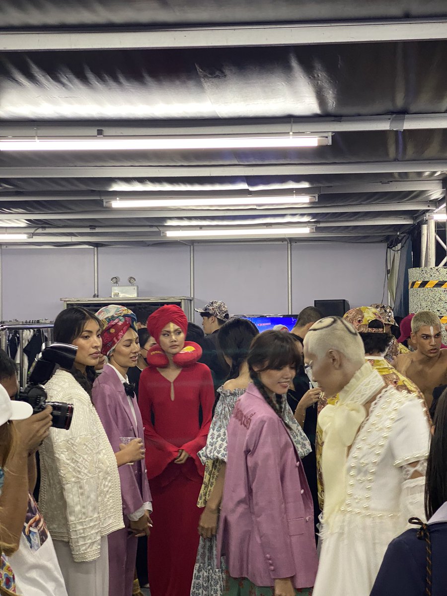 imokvatchara's tweet photo. เริ่มเลย #bifw2022 #macbackstage https://t.co/kj0wIQYeip