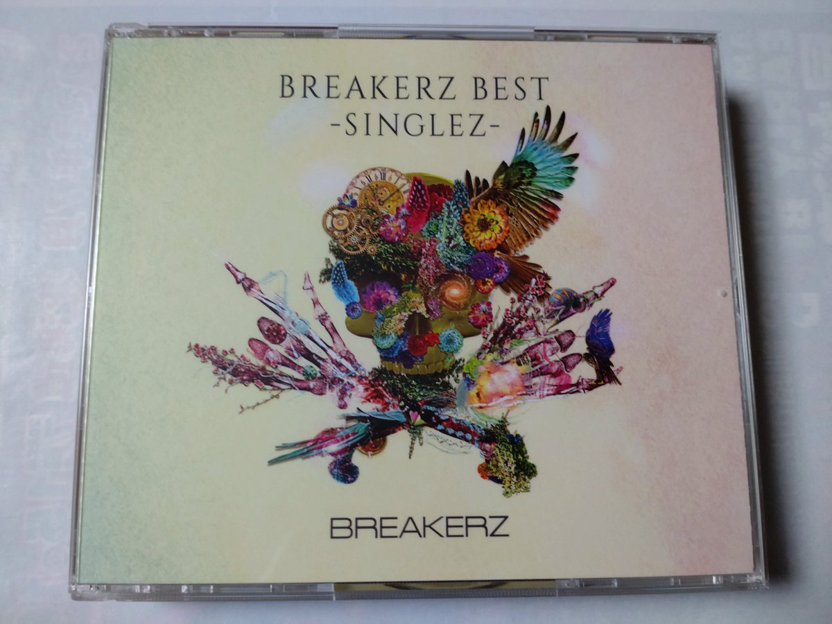pinkbirdwoman's tweet photo. 外食から戻り、#BREAKERZ のベストアルバム #SINGLEZ のMVを見ていました(人*´∀`)。*゚+ https://t.co/a4WXCb38Kx