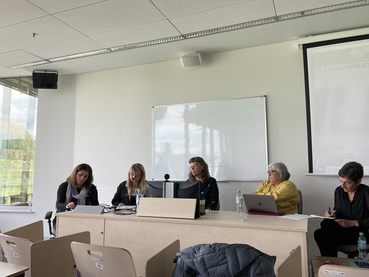 MarilarAleix's tweet photo. Panel “Emigración e literatura” no 13 Congreso da Asociación Internacional de Estudos galegos @estudosgalegos na Universidade de Varsovia. @d_vilavedra @HelenaGonzalezF Katarzyna Moszcynska-Durst (de Virtudes e Misterios de @FragaXesus) AnaGarrido https://t.co/Vn1jfWuTol
