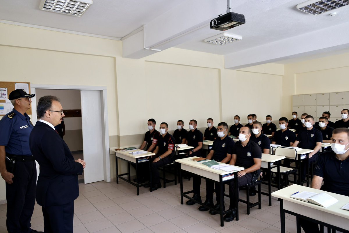 bilecikvaliligi's tweet photo. Vali @Dr_KemalKzlkaya, 450 öğrencinin eğitim gördüğü #Bilecik Polis Meslek Eğitim Merkezi Müdürlüğü’nü ziyaret etti. 
Öğrencilere öğle yemeğinde eşlik eden Vali Kızılkaya, sınıfları ve eğitim alanlarını inceleyerek başarılar diledi. https://t.co/8bbQRk2GSX