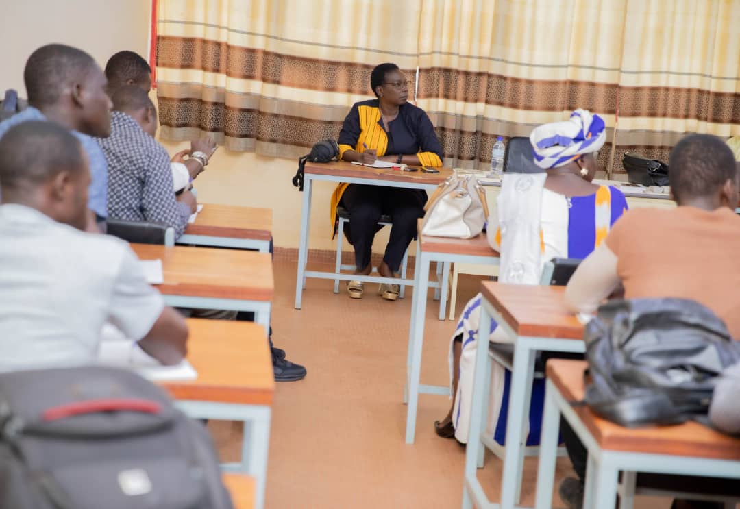 ValRouamba's tweet photo. Rentrée littéraire #Labo Genre et Développement 
Nous avons reçu l'écrivaine ivoirienne Mahoua S. BAKAYOKO
Ecrivaine/romancière très engagée sur des problématiques actuelles avec en toile de fond des questions de Genre. Bravo Mme. https://t.co/tNeUfLiCsS