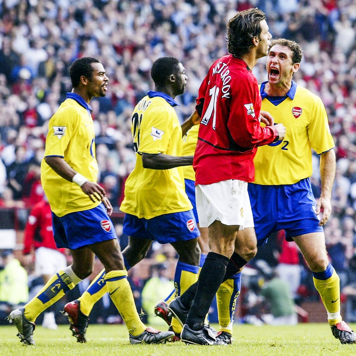 brfootball's tweet image. 19 years ago today, Ruud van Nistelrooy missed a penalty against Arsenal and Martin Keown gave us one of the most iconic pictures in football 📸
