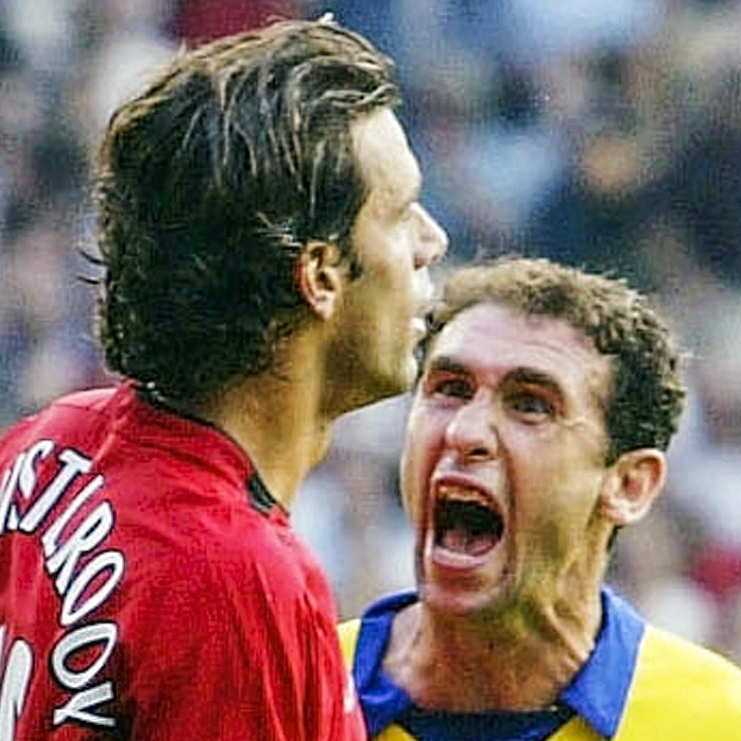 brfootball's tweet image. 19 years ago today, Ruud van Nistelrooy missed a penalty against Arsenal and Martin Keown gave us one of the most iconic pictures in football 📸