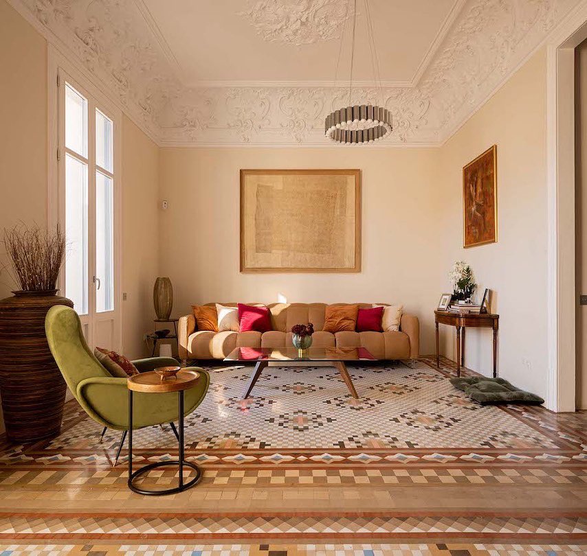 El proyecto preserva la originalidad y la belleza del arte modernista catalán, a partir de la recuperación del suelo de mosaico hidráulico
singularesmag.com/arquitectura-g…
project: @e32studio
 #barcelona #modernismo catalan #mosaicohidraulico #homedecor #interiorstyling #archilovers