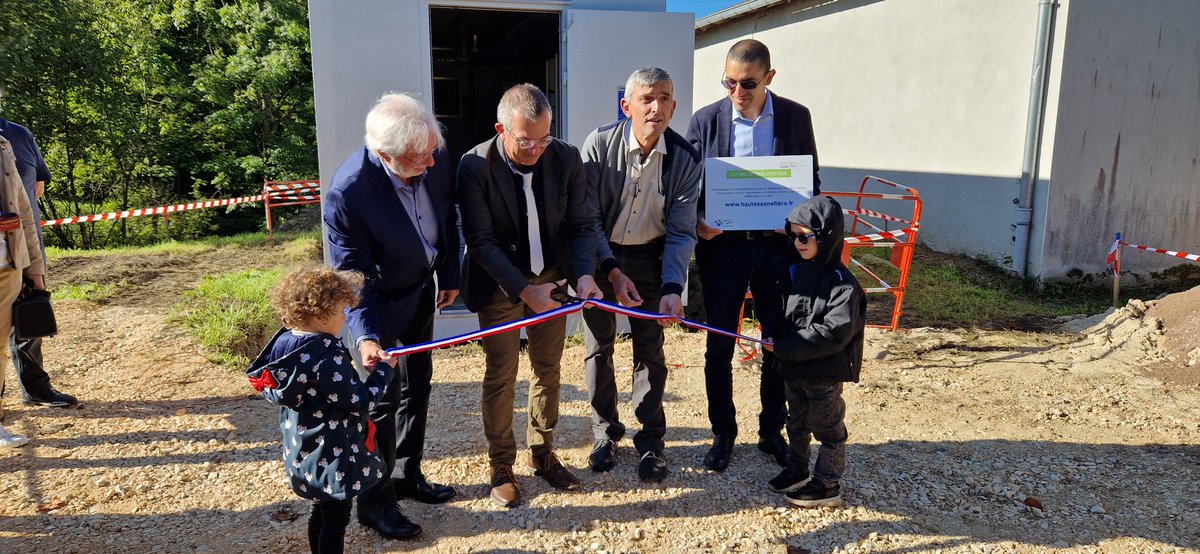 Hades73440's tweet photo. [#Fibre] Ce Mercredi Matin 21/09, Le 44 ième #NRO  de 29 T du réseau de la #HauteSaone est en place 👷🏼‍♂️🏗🏠.📍Situé à #Amance il raccordera au #THD 16 communes ce qui peut représente environ 1956 #Ftth et 5 #SRO @orange #cyrilSauget @LaurentBailly70 #HASF https://t.co/bnewPCn2gQ