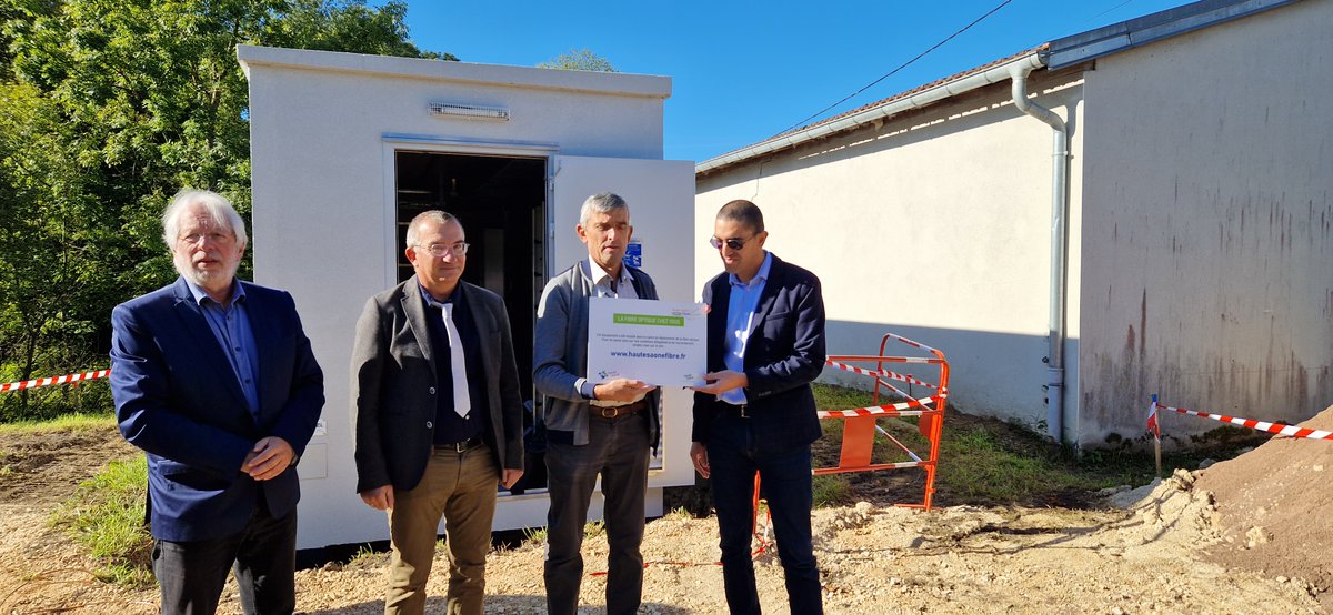 Hades73440's tweet photo. [#Fibre] Ce Mercredi Matin 21/09, Le 44 ième #NRO  de 29 T du réseau de la #HauteSaone est en place 👷🏼‍♂️🏗🏠.📍Situé à #Amance il raccordera au #THD 16 communes ce qui peut représente environ 1956 #Ftth et 5 #SRO @orange #cyrilSauget @LaurentBailly70 #HASF https://t.co/bnewPCn2gQ