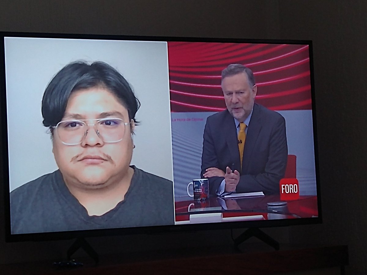 spikaus's tweet photo. Quienes participan en el programa claramente podrían ser líderes de opinión, cuidar su imagen y preocuparse por ella es importante. No imagino a @leozuckermann  en playera con  cuello olanudo. #EsLaHoraDeOpinar @gibranrr https://t.co/nNWiZNer9U