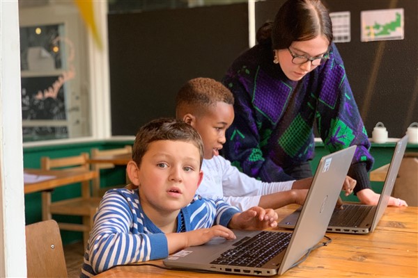 OC_Gent's tweet photo. Stad Gent biedt 20 Gentse scholen de kans om een gratis vorming mediaopvoeding te organiseren voor ouders. Ouders krijgen zicht op het mediagebruik van hun kinderen en concrete opvoedingstips
>> Schrijf je school in voor de online infosessie op 4 oktober: https://t.co/kLJkmtPGA8 https://t.co/jQxTl4pXJW