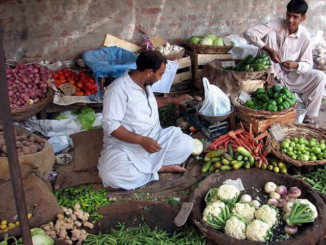 Aleesha14672941's tweet photo. On a month-on-month basis, the price of tomatoes increased by 52.85%, and that of other vegetables increased by 13.44%, electricity charges were up 19.73%, and Liquefied Hydrocarbons prices increased by 8.53%.
#Control_inflation #inflation #PakistanEconomy #DCLahore https://t.co/cxb8FyW0X3