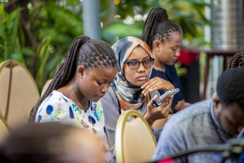 AmandaMosses's tweet photo. Kundi kubwa la wasichana na wanawake vijana hawana huduma za intaneti na hawamiliki simu janja lakini wana haki yakupata taaarifa na ujuzi wakujikwamua kiuchumi. #jiongezekidigitali #ujuzibiladata @pandadigital @herinitiative https://t.co/JFC2znDhF5