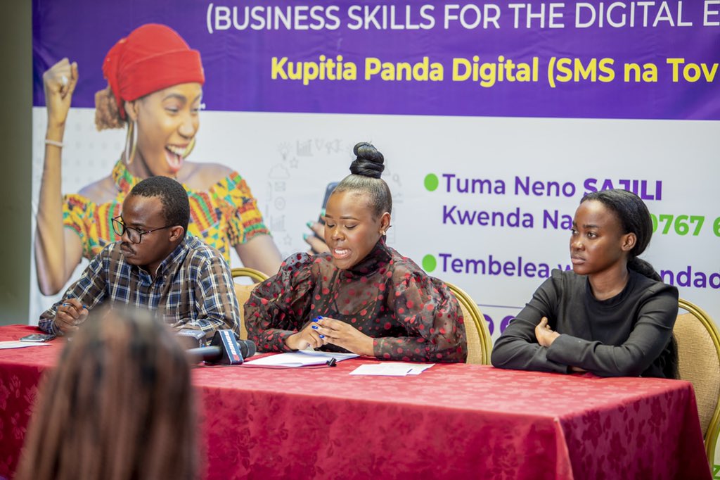 AmandaMosses's tweet photo. Tunaamini wasichana wana haki yakupata taarifa na ujuzi bila kujali hali au mazingira wanayotokea hivo kupitia mfumo wa PANDA DIGITAL SMS tunaamini tutawafikia wasichana wengi zaidi” Lydia Charles Moyo Mkurugenzi wa Her Initiative #jiongezekidigitali #ujuzibiladata https://t.co/wTyKbkoO1u