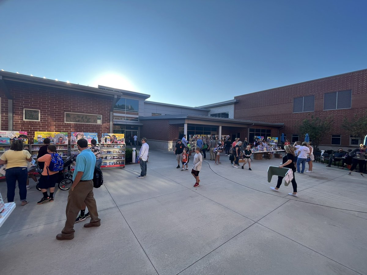 Enjoying this beautiful morning in the courtyard for Pastries with Parents hosted by the <a href="/FRESPTO/">Flat Rock Elementary School PTO</a> for our <a href="/Scholastic/">Scholastic</a> book fair. #ReadersAreLeaders#EnjoyTheJourney