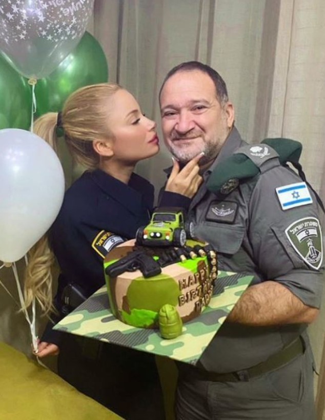 nickpp's tweet image. הכירו. זה  המפכ״ל שרוצה לסגור את הרשתות החברתיות, וזאת   בתו המגב״ניקית (עם בניית ציפורניים) . זאת גם  עוגת יום ההולדת שלו עם אקדח ורימון. זה האיש.