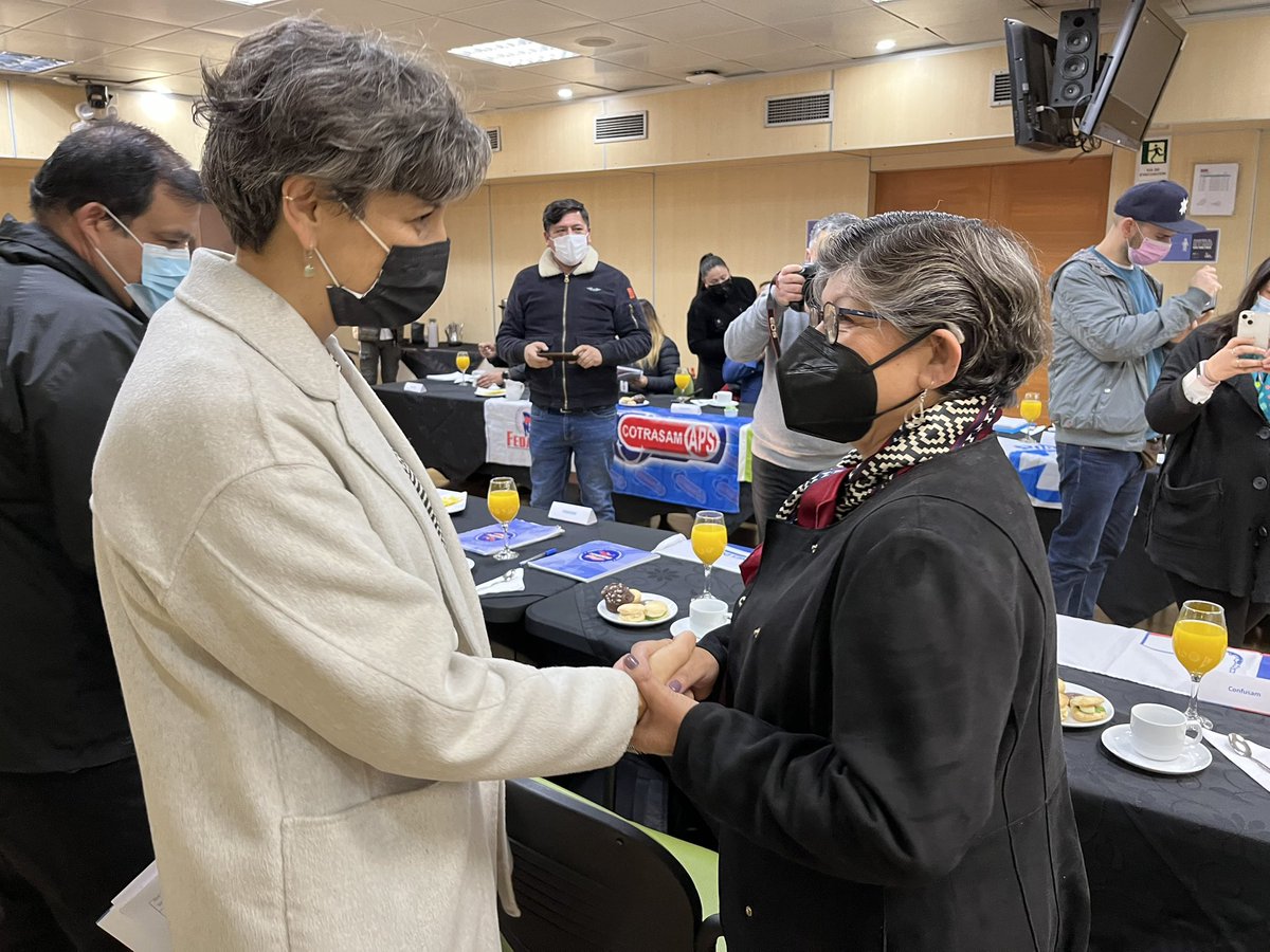 ConfusamChile's tweet photo. La presidenta Nacional de la CONFUSAM, Gabriela Flores, participa de un encuentro protocolar con la ministra de salud @ximenaguilera y el subsecretario de Redes Asistenciales @AraosFernando . “La emergencia sanitaria se mantendrá hasta fin de año”. Señalaron las autoridades. ✊🏼✊🏼 https://t.co/ZCjYM2klDQ