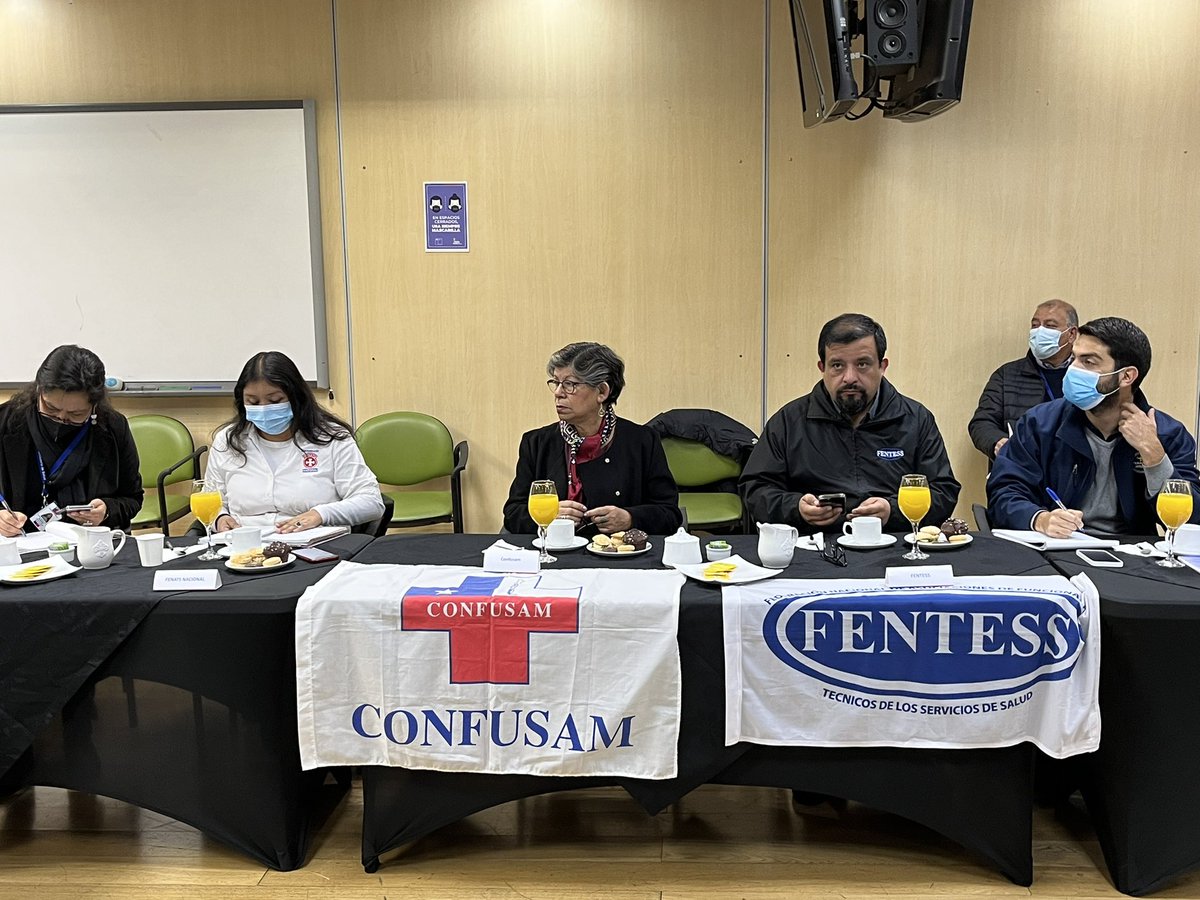 ConfusamChile's tweet photo. La presidenta Nacional de la CONFUSAM, Gabriela Flores, participa de un encuentro protocolar con la ministra de salud @ximenaguilera y el subsecretario de Redes Asistenciales @AraosFernando . “La emergencia sanitaria se mantendrá hasta fin de año”. Señalaron las autoridades. ✊🏼✊🏼 https://t.co/ZCjYM2klDQ
