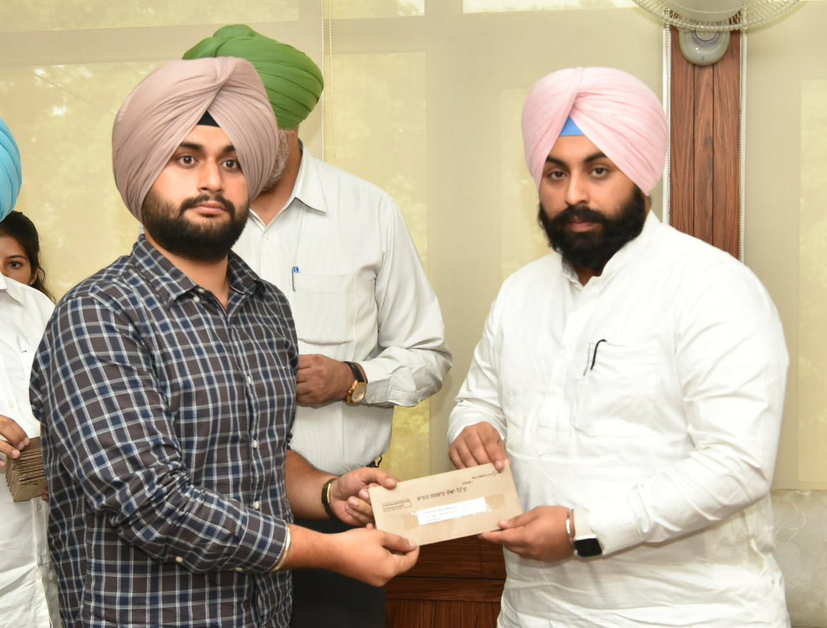 yespunjab's tweet photo. Harjot Bains hands over Job Letters to 27 candidates on compassionate ground in Education Dept https://t.co/A4P7X2fHoO
#HarjotBains #JobLetters #CompassionateGround #EducationDept #PunjabGovt #Punjab @harjotbains https://t.co/bucxcsfbov
