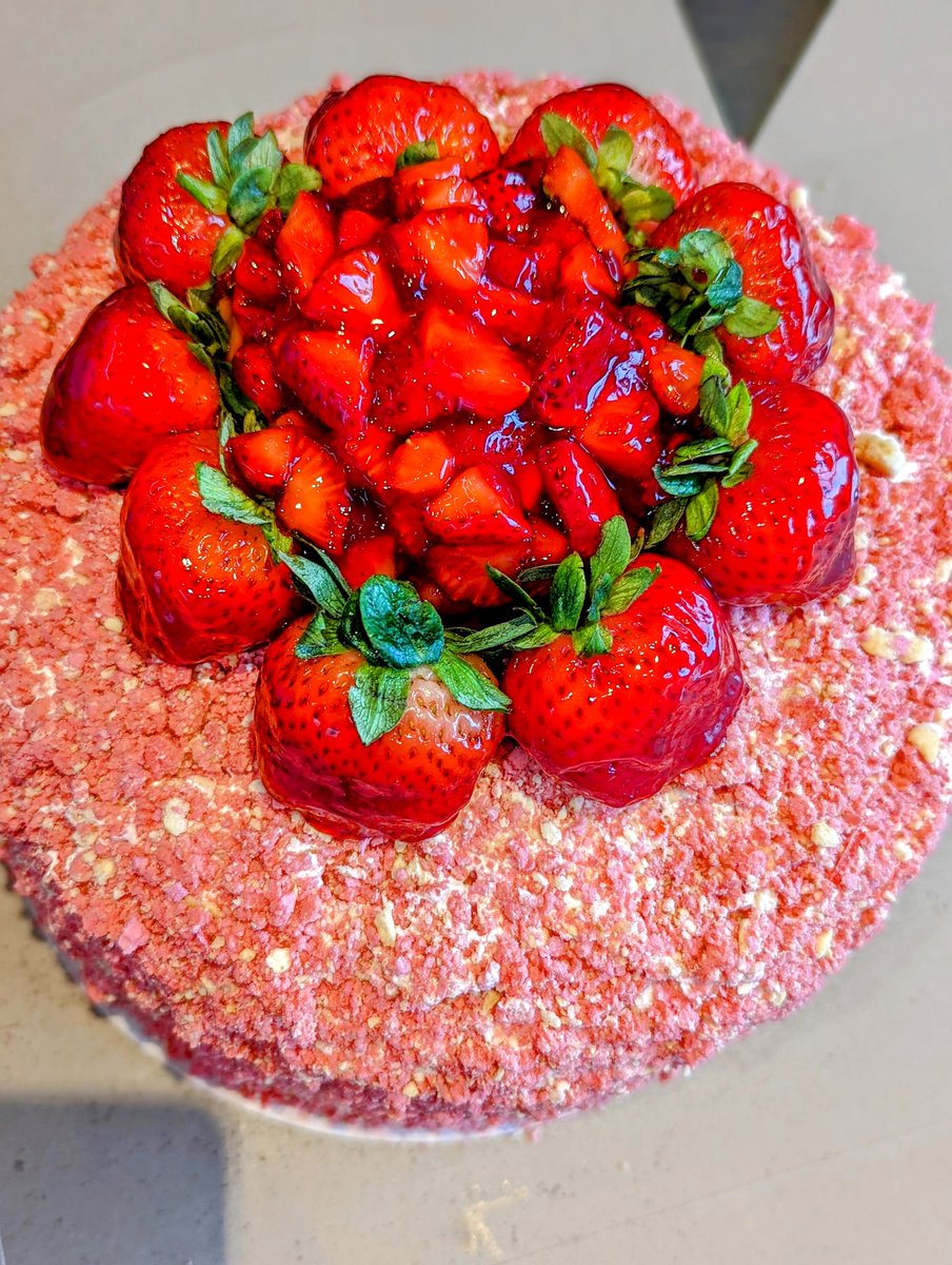 Strawberry Crunch Cheesecake 😋😋 #cheesecake #strawberries #Fresh #dessert