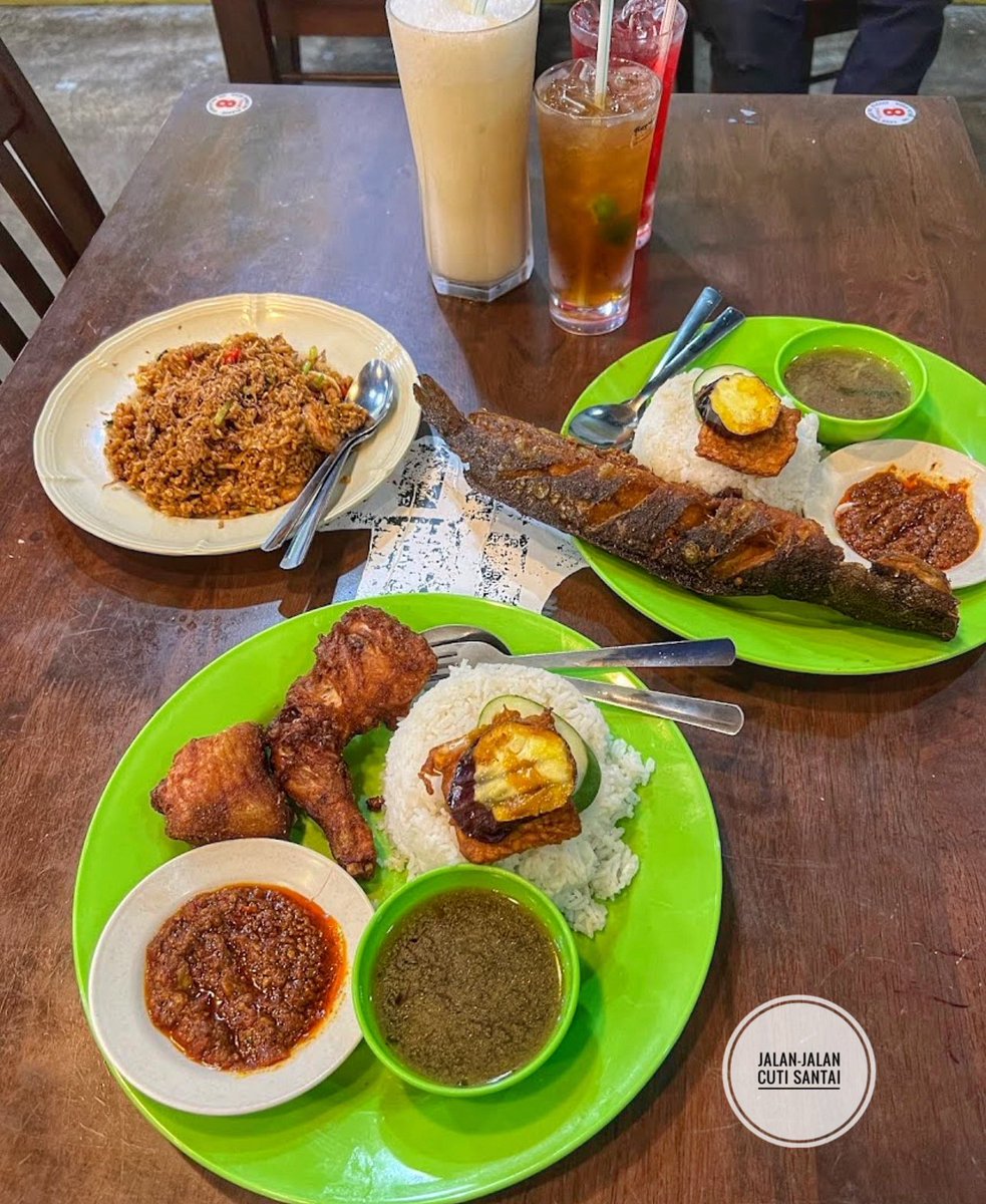 MalaysianFoods's tweet photo. Tempat makan best dekat Putrajaya!

Ini lah dia tempat kalau nak makan Nasi ayam dedek yang Famous dekat Putrajaya. Dia punya sambal Dedek Rasa Yang Unik &amp; Sedap, hanya boleh dapat di FZ WARISAN BISTRO” ( Owner sendiri yang masak sambal dedek ni) https://t.co/SQ1PVo3kJJ