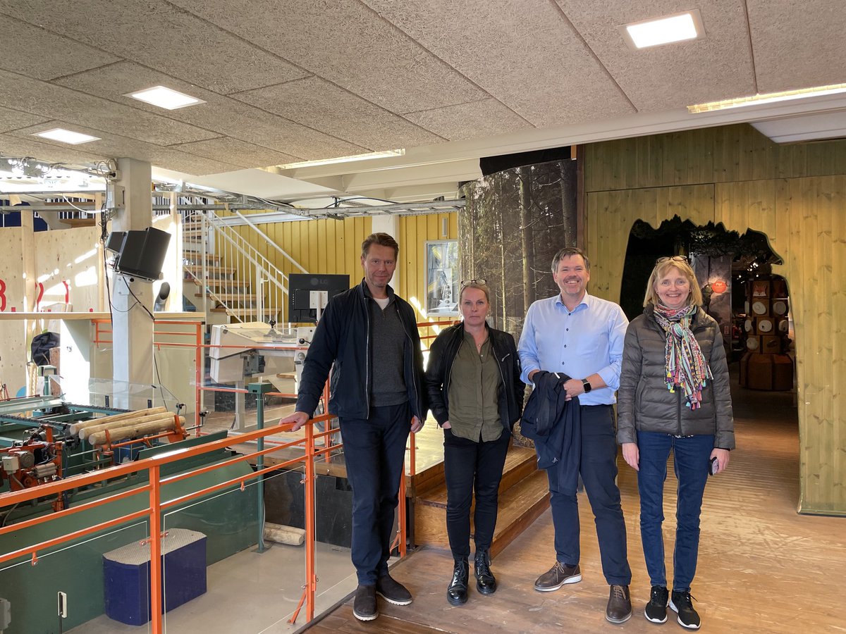 MargaretaGroth's tweet photo. Så roligt att ha ⁦@EvaMalmstrom⁩ från #WWSC och ⁦@soderbergd⁩ från ⁦@TREESEARCH_se⁩ på besök hos oss på ⁦@LTUniv⁩ ! Lunch på Teknikens Hus och såklart hann vi titta på utställningen om skog och teknik kring skogen! #detärhärdethänder #hållbarindustri https://t.co/dUzfiQ2KtB