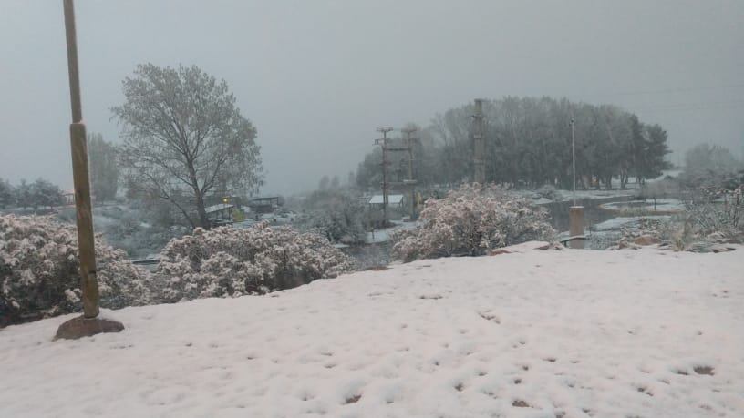 AndresGabrielli's tweet photo. Curioso recibimiento de la primavera en Mendoza, con nieve, sobre todo, en nuestro piedemonte y en la precordillera. Como ejemplo, dos fotos de El Salto. Potrerillos a full, además, por el Día del Estudiante https://t.co/NrLQnPF0sz