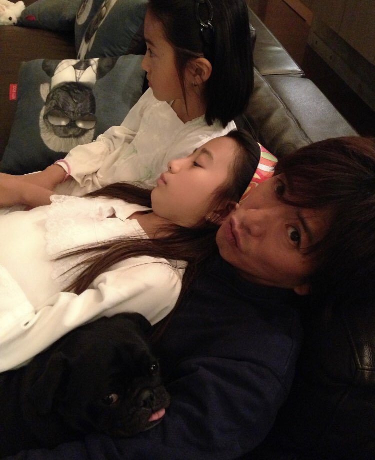 aisaretrain02's tweet photo. 最強のカッコいい人だと改めて気付いた…アイドルとして人気があるなか結婚。結婚後も一切スキャンダルがなく一途で愛妻家。2人の娘からは結婚相手にするならパパよりカッコいい人がいいと言われるほど。色んな人に言い寄られて遊んだり浮気することがイケてるとかカッコいいって思うのは大間違いだわ https://t.co/pI0MXmhT5M